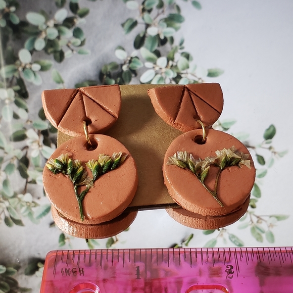 Handmade terra cotta earrings with real flowers - Picture 2 of 6